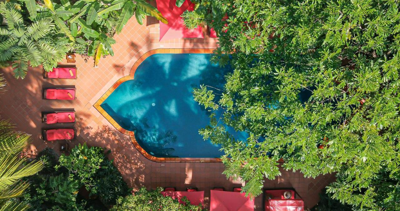 Angkor Village Hotel - Small Luxury Hotels Of The World Siem Reap Exteriér fotografie The pool at the Hotel de Ville