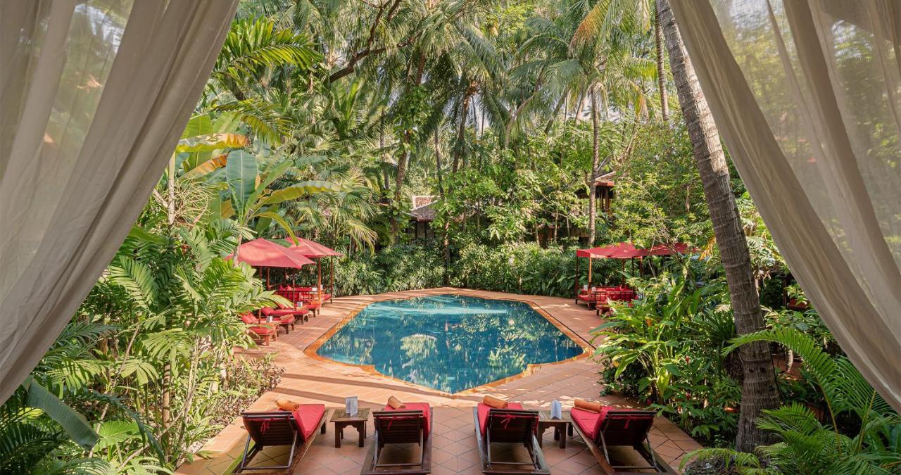 Angkor Village Hotel - Small Luxury Hotels Of The World Siem Reap Exteriér fotografie The pool at the hotel
